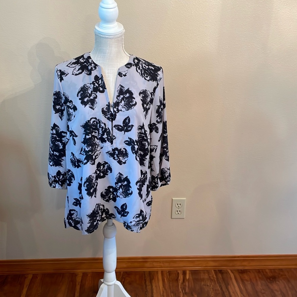 Maurice’s 3/4 Elastic Sleeve Grey and Black Floral Blouse size medium EUC
